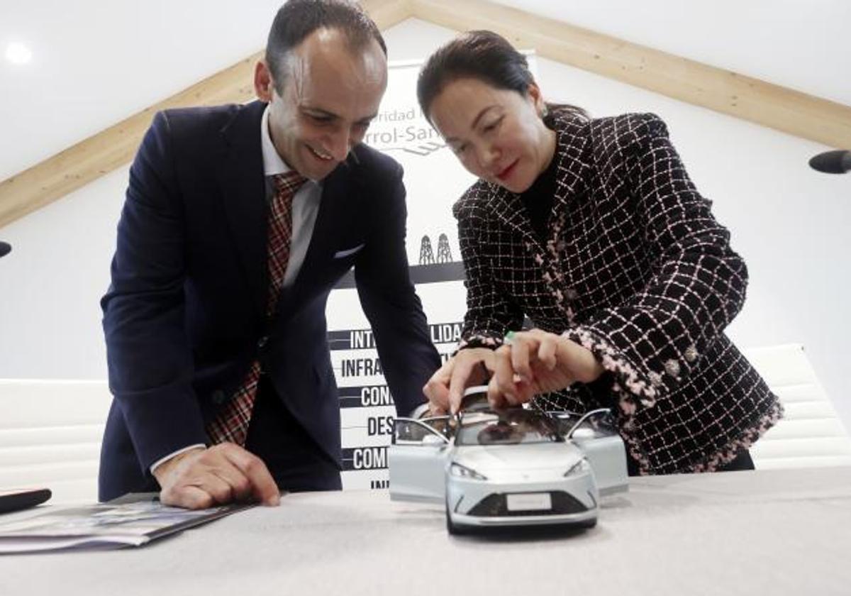 El presidente del puerto de Ferrol, José Barea, y la directora de la china Arcfox Automotive, Zhen Fang, firman un acuerdo.