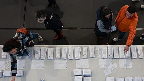 Los partidos contienen el aliento tras las encuestas y con una participación al alza