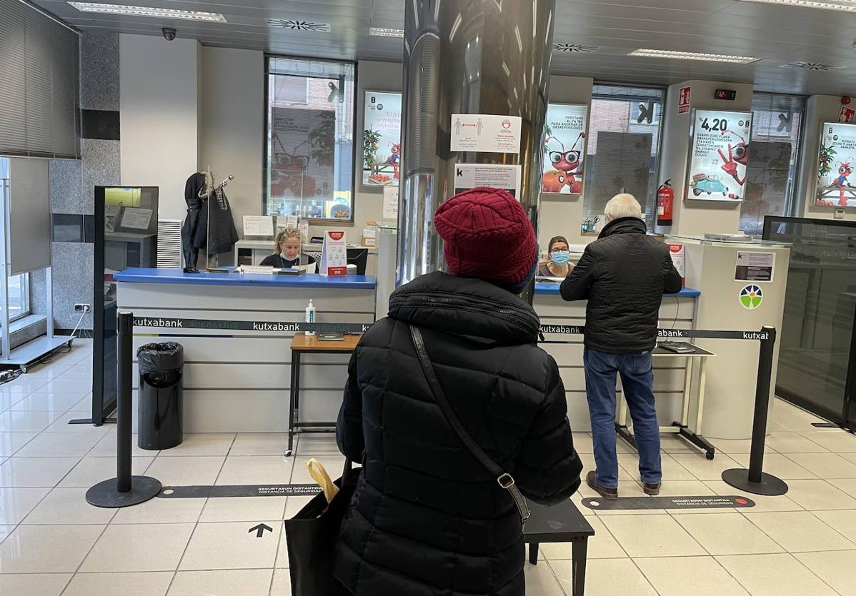 Clientes en una oficina bancaria.