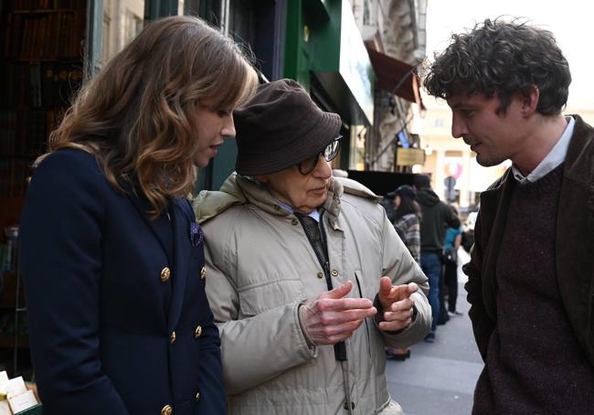 Woody Allen en el rodaje en París de su último largometraje, 'Golpe de suerte'.