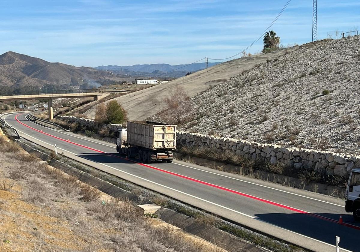 Esto es lo que significa la línea roja que la DGT ha puesto en las carreteras: lo que debes saber de esta marca vial