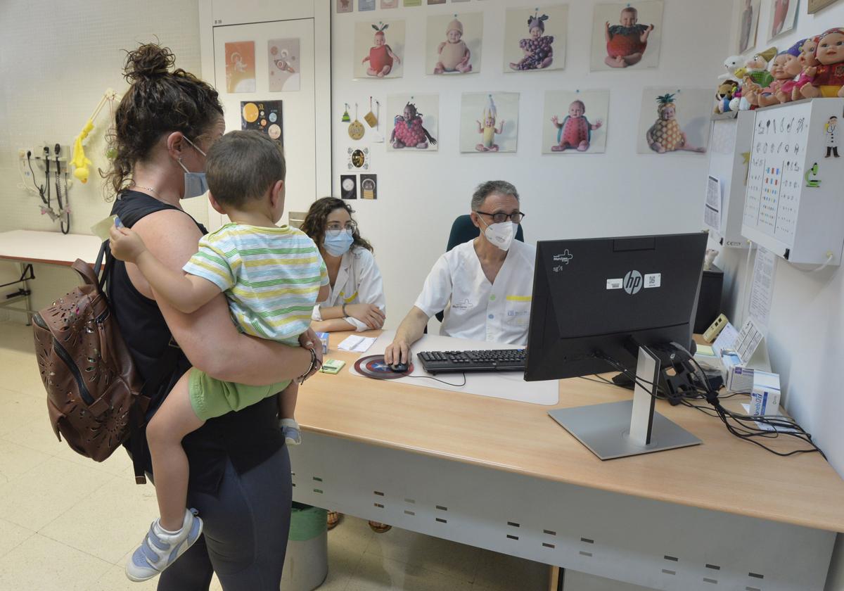 Una madre con su hijo acude a una consulta médica.