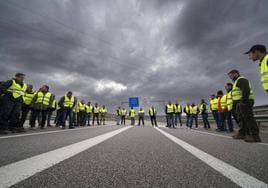 Protestas de agricultores en una autovía de Teruel, este lunes.