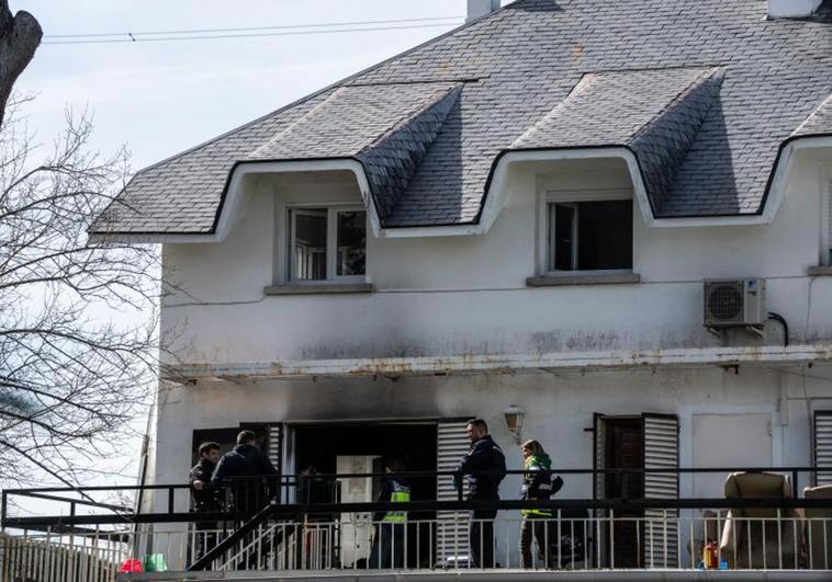 Varios agentes de la Policía Nacional en la Residencia Juan XXIII de Aravaca, donde se produjo el incendio.