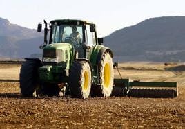 Un tractor cosechando en Miranda de Ebro (Burgos).