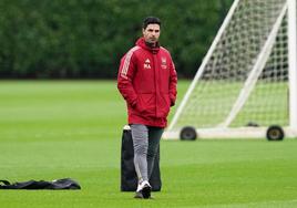 Mikel Arteta, pensativo durante un entrenamiento del Arsenal.