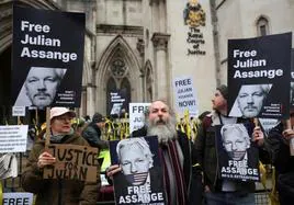 Decenas de personas han pedido la libertad para Julian Assange, que se enfrenta a una doble vista sobre su extradición a EE UU.