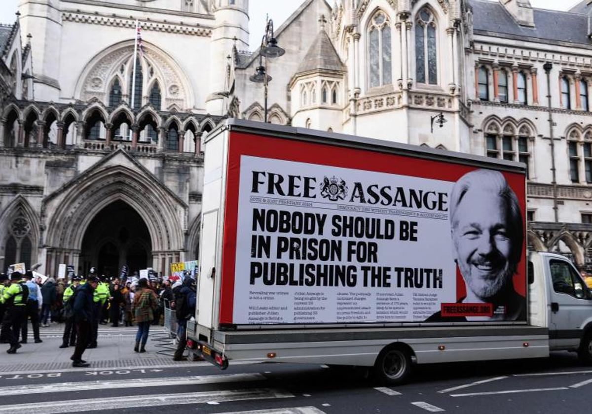 Simpatizantes de Julian Assange exigen su liberación frente al Tribunal Superior de Inglaterra y Gales, en Londres.