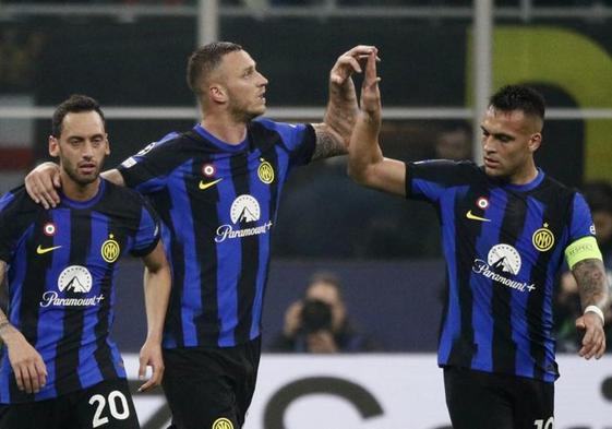 Arnautovic celebra junto a Çalhanoglu y Lautaro su gol al Atlético.