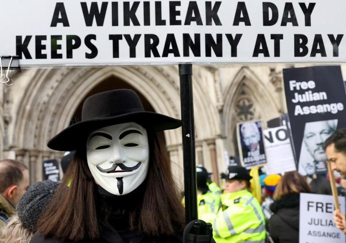 Imagen principal - El padres de Assange, John Shipton, y la esposa del fundador de Wikileaks, Stella Assange, se vieron arropados por decenas de defensores de la libertad de información a su llegada al juzgado.