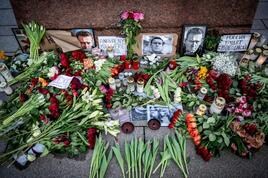 Velas, flores y retratos para homenajear al fallecido opositor ruso Alexéi Navalni.
