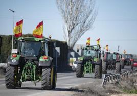 Columna de tractores que ha salido de Campo de Criptana, a su paso por Alcázar de San Juan en dirección a Madrid.