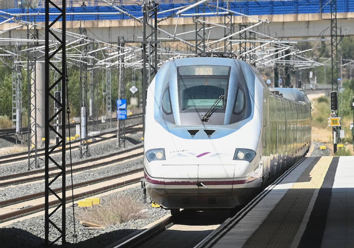 Un tren entrando en una estación