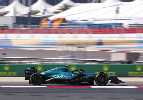 Fernando Alonso, durante la primera jornada de entrenamientos en el circuito de Baréin.