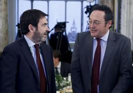 El presidente suplente del CGPJ, Vicente Guilarte (i), conversa con el fiscal general del Estado, Álvaro García Ortiz.