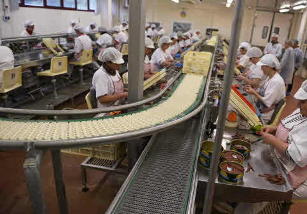 Mujeres trabajando en una conservera.