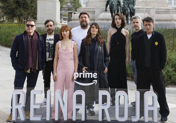 El equipo de 'Reina Roja', en la plaza de España de Madrid.