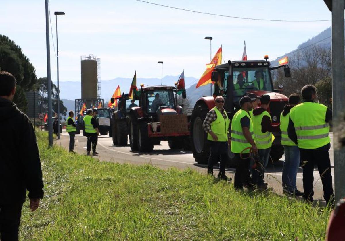 Agricultores y ganaderos se manifiestan con sus tractores. .