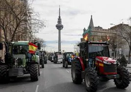 Ganaderos y agricultores con sus tractores a su paso por la calle O'Donell de Madrid.