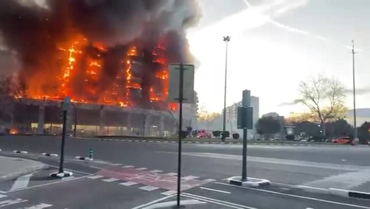 El fuego arrasa un edificio de 14 plantas y deja vecinos atrapados en Valencia