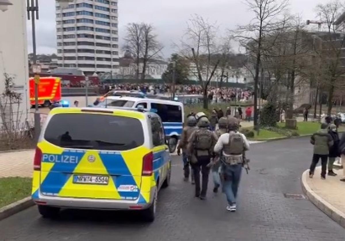 Un amplio despliegue de seguridad en el instituto de la localidad de Wuppertal donde se han producido los hechos.