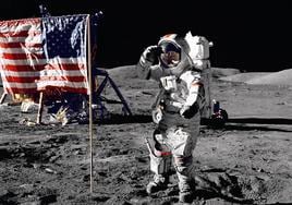 Cernan saluda ante la bandera estadounidense clavada sobre la superficie lunar.