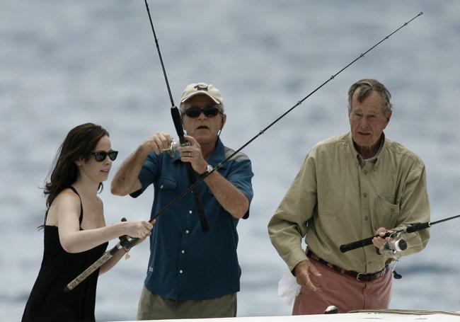 George W. Bush, su padre, el también expresidente George H. W. Bush, y su hija Barbara Bush, pescan en la costa de Kennebunkport, en una imagen de archivo.