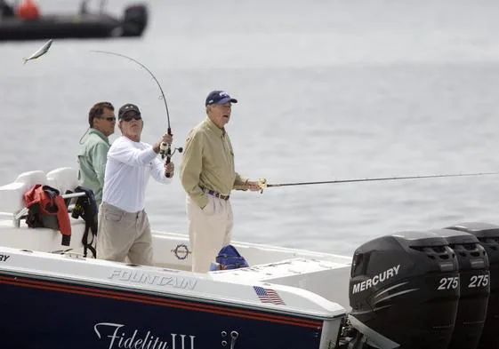 George H. W. Bush y su hijo, George W. Bush, pescan en Kennebunkport, Maine, en una imagen de junio de 2007.