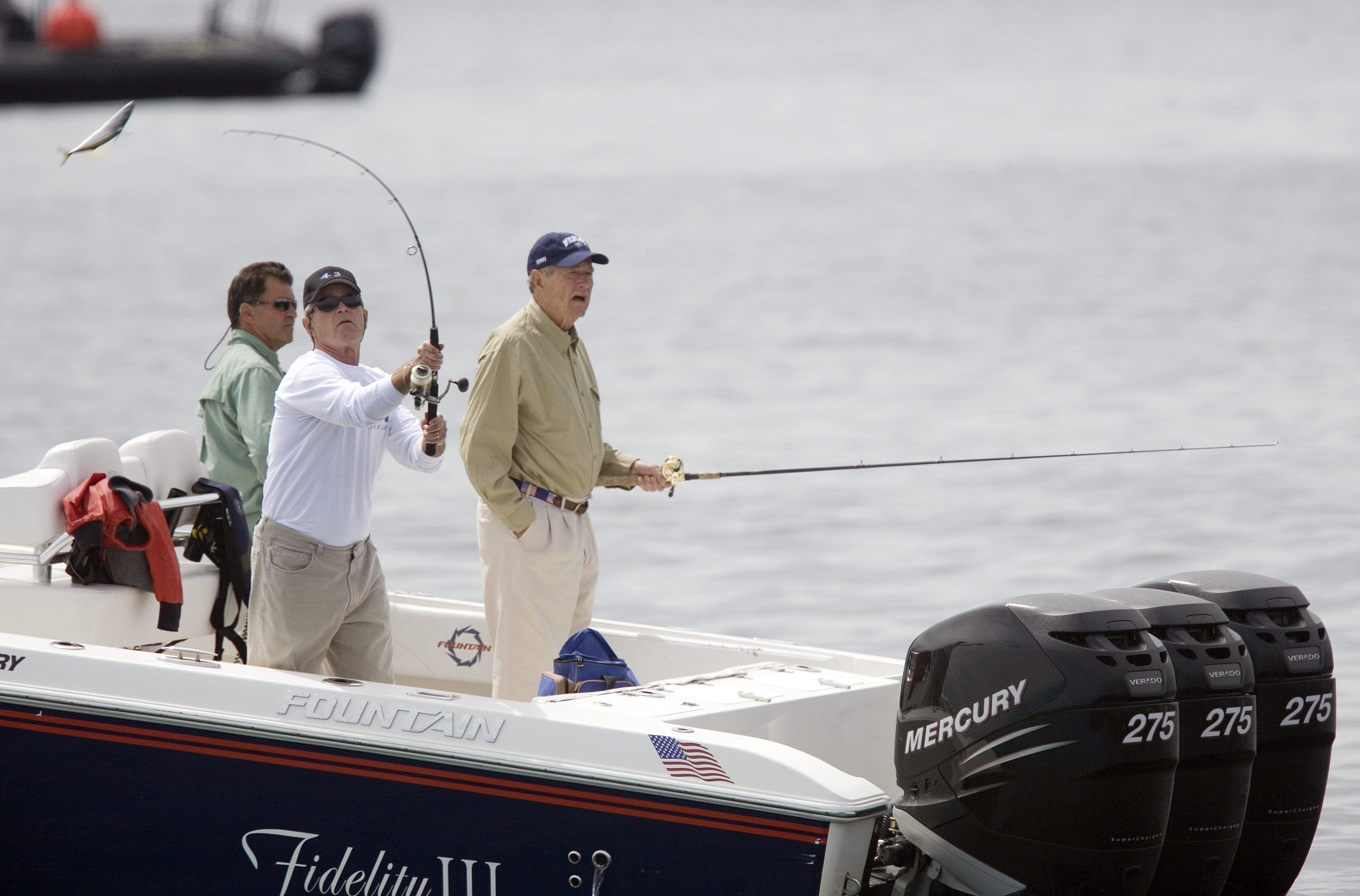 George H. W. Bush y su hijo, George W. Bush, pescan en Kennebunkport, Maine, en una imagen de junio de 2007.