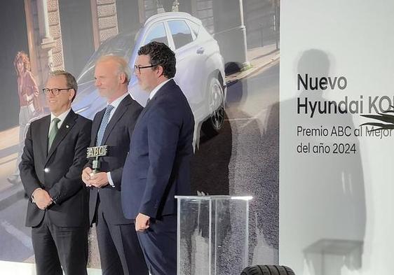 El presidente de Hyundai España. Leopoldo Satrústegui, recibe el premio de manos de Mariano Veganzones, consejero de Industria, comercio y empleo de la Junta de Castilla y León, ante Julián Quirós