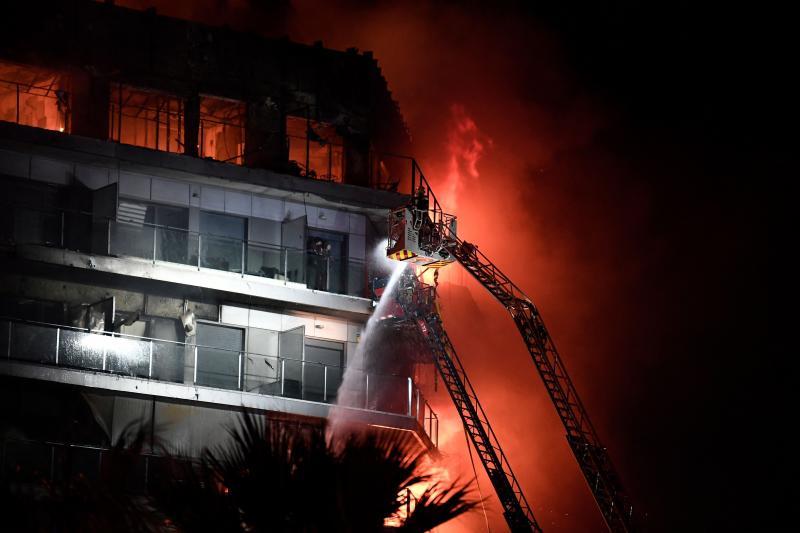 Los bomberos suman recursos para hacer frente al incendio