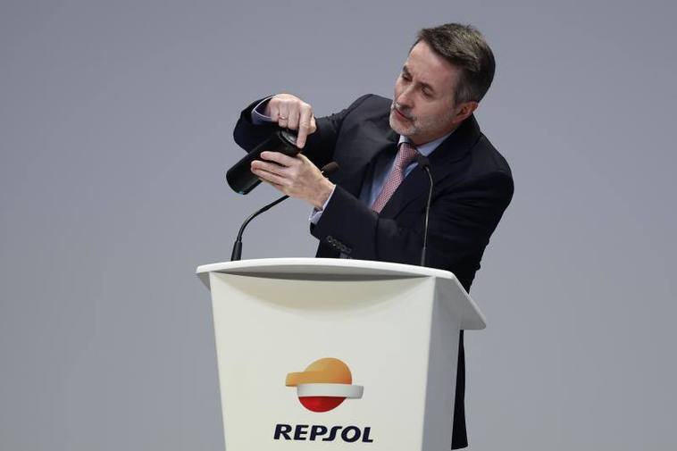 El consejero delegado de Repsol, Josu Jon Imaz, con un cable eléctrico en la presentación del plan estratégico.