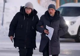La madre de Navalni, Liudmila, junto al abogado Vasily Dubkov a su llegada a la ciudad de Salejard, donde se encuentra el Comité de Investigación de Rusia.