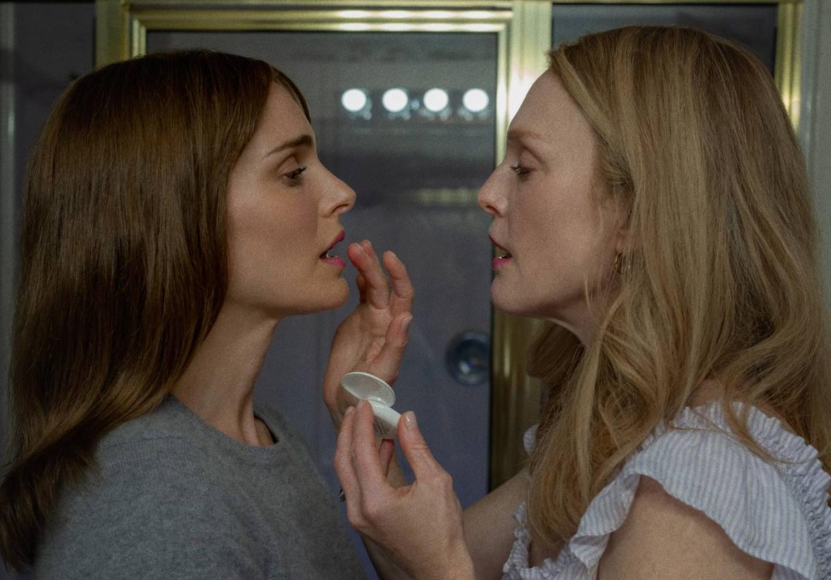 Natalie Portman y Julianne Moore en una escena de 'Secretos de un escándalo' que homenajea 'Persona' de Bergman.