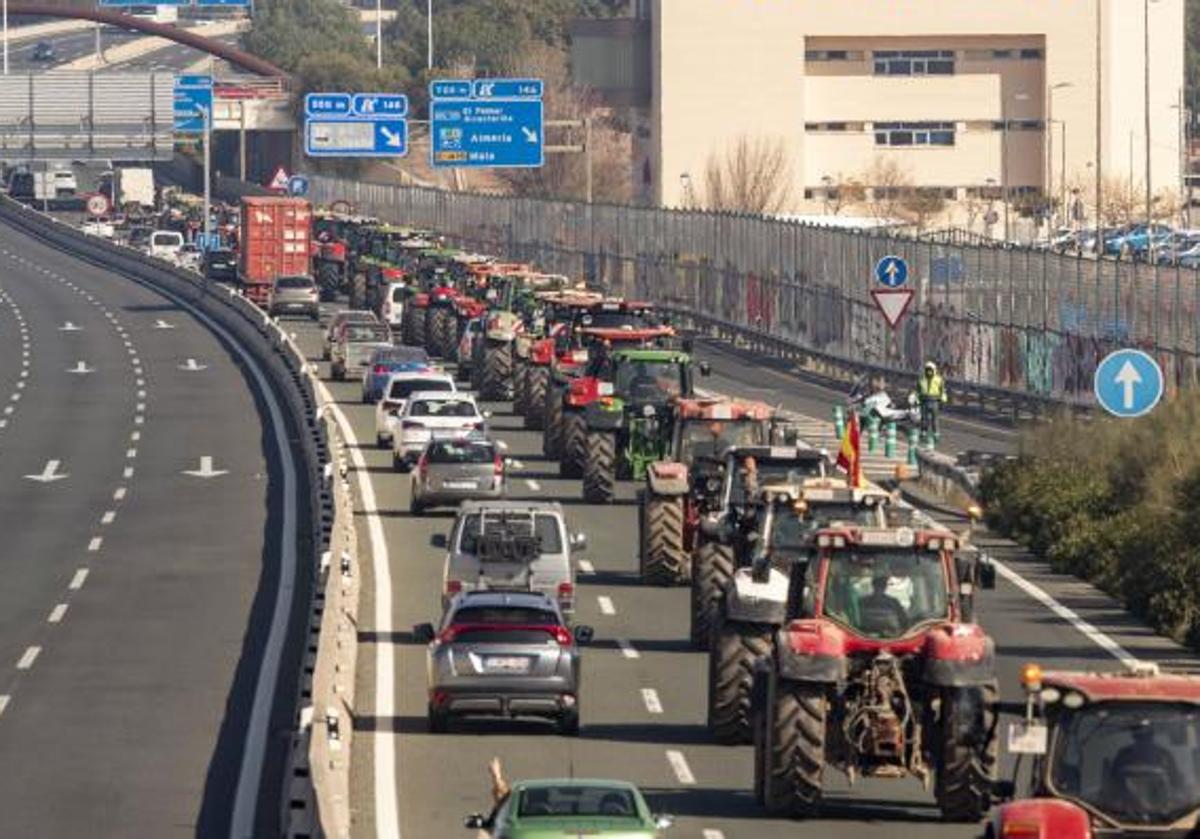 Huelga de agricultores, en directo: carreteras cortadas, incidencias y  movilizaciones en España con tractores