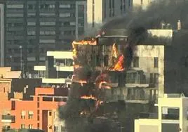 El fuego arrasa un edificio de 14 plantas y deja vecinos atrapados en Valencia