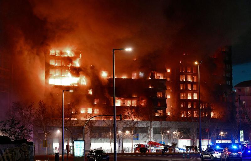 Los bomberos y la Unidad Militar de Emergencia trabajan conjuntamente.