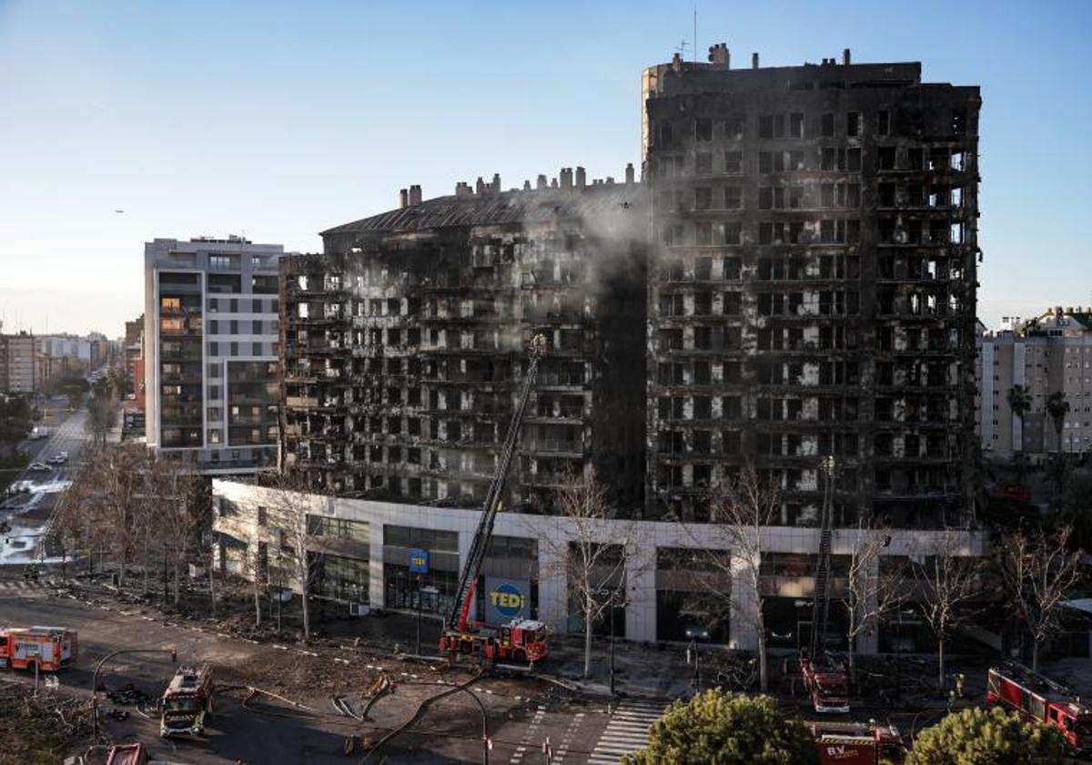 Vista de los edificios siniestrados en el fulminante incendio de este jueves en Valencia