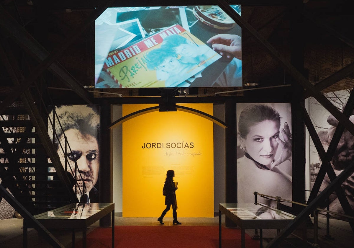 Dos enormes retratos de Pedro Almodóvar y Paloma Picasso abren la mayor muestra dedicada al trabajo de Jordí Socías.