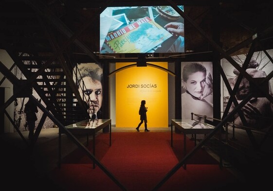 Dos enormes retratos de Pedro Almodóvar y Paloma Picasso abren la mayor muestra dedicada al trabajo de Jordí Socías.