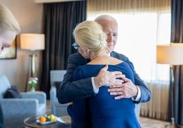 Biden abraza a la viuda de Navalni en San Francisco.