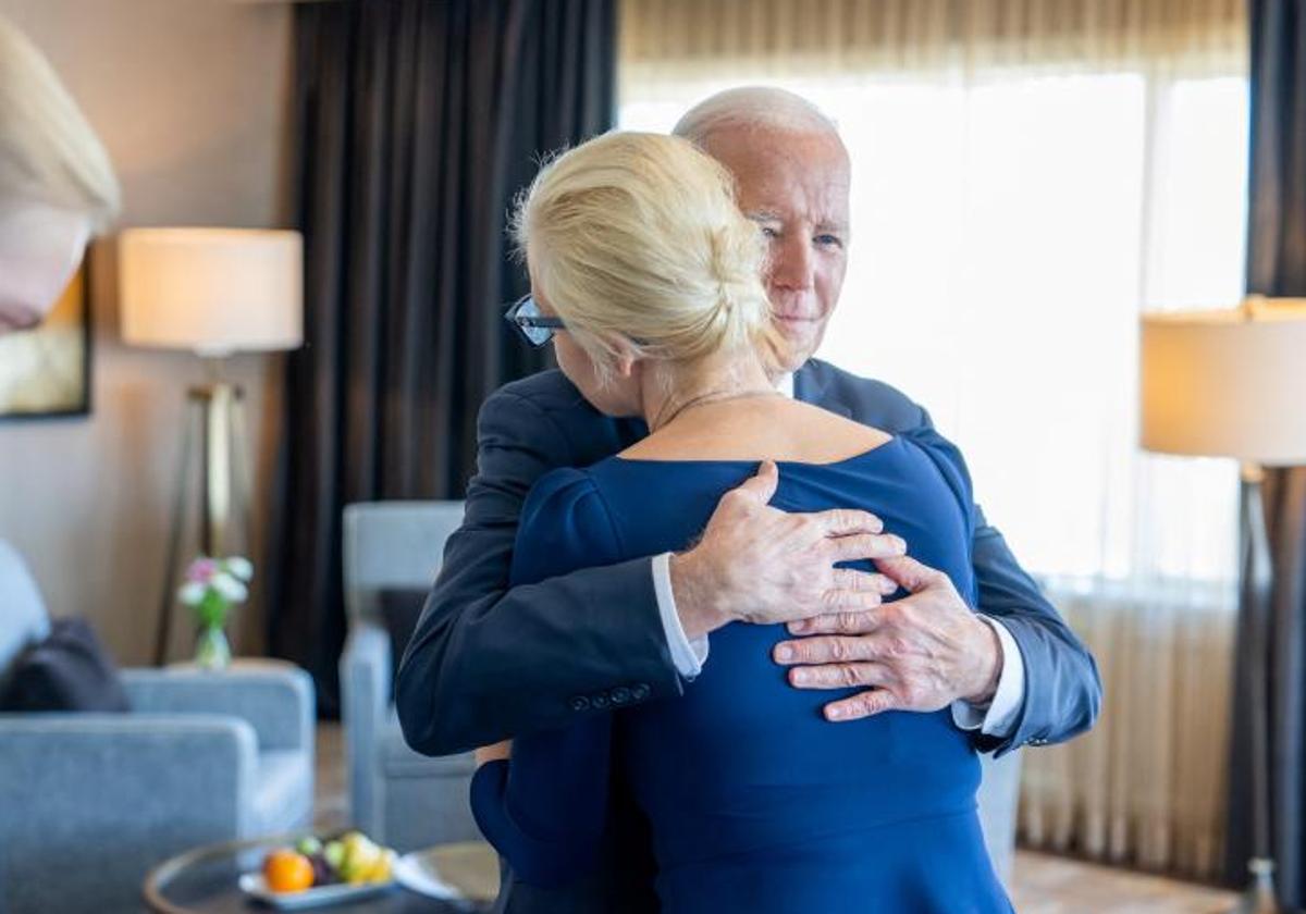 Biden abraza a la viuda de Navalni en San Francisco.