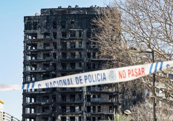 Una cinta policial impide el paso hacia los edificios afectados por el incendio en Valencia.