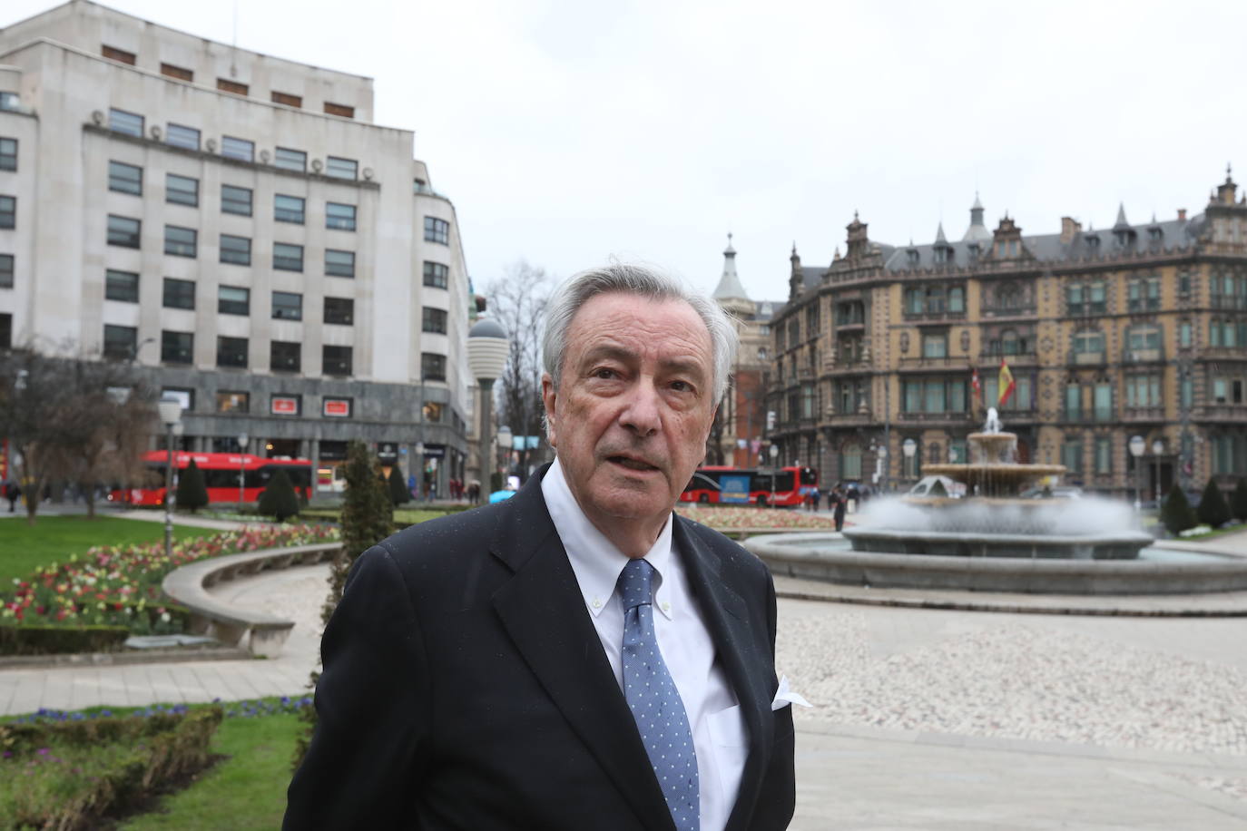 El escritor posa en la Plaza Moyua de Bilbao.