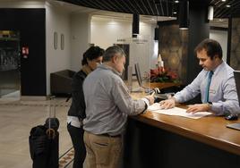 Clientes en la recepción de un hotel de Bilbao.