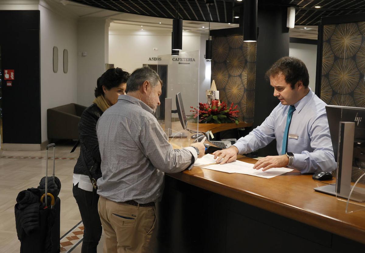 Clientes en la recepción de un hotel de Bilbao.