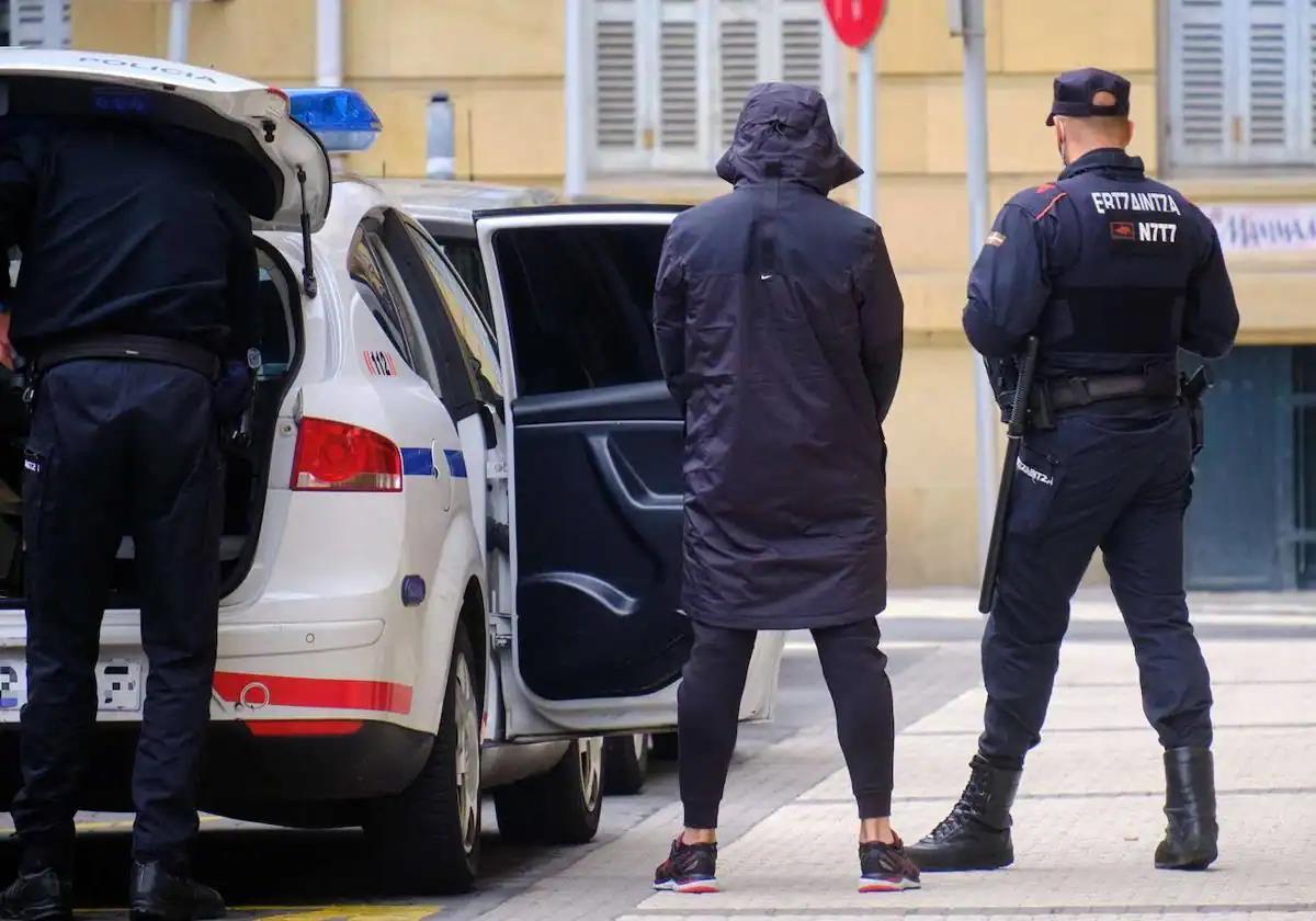 El violador en serie de Gipuzkoa, G. G. Coman, en su entrada en la Audiencia de Gipuzkoa para uno de los juicios contra él