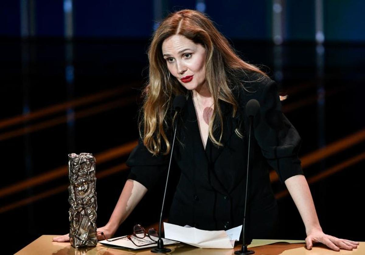 La directora de cine francesa Justine Triet tras ganar seis galardones en los premios César.