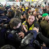 Los antidisturbios tienen que proteger a Macron de los agricultores amenazantes