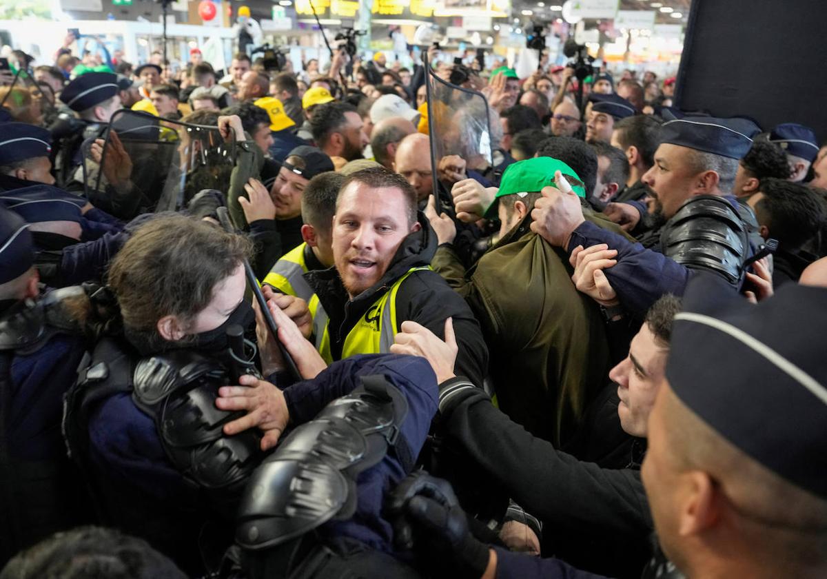 Los antidisturbios tienen que proteger a Macron de los agricultores amenazantes